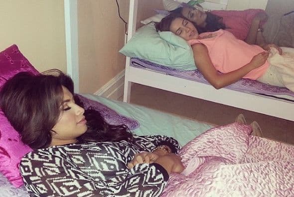 La pobre Marisela se dio el lujo de descarsar durante el trabajo. ¡Suertudota!