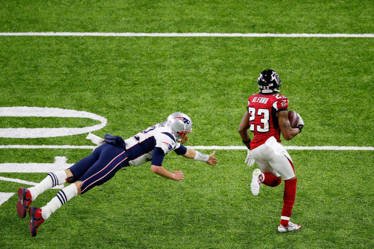Robert Alford realizó una brillante intercepción en una jugada que parecía sentenciar el juego, ante una defensa que no logró detener al jugador de Falcons.