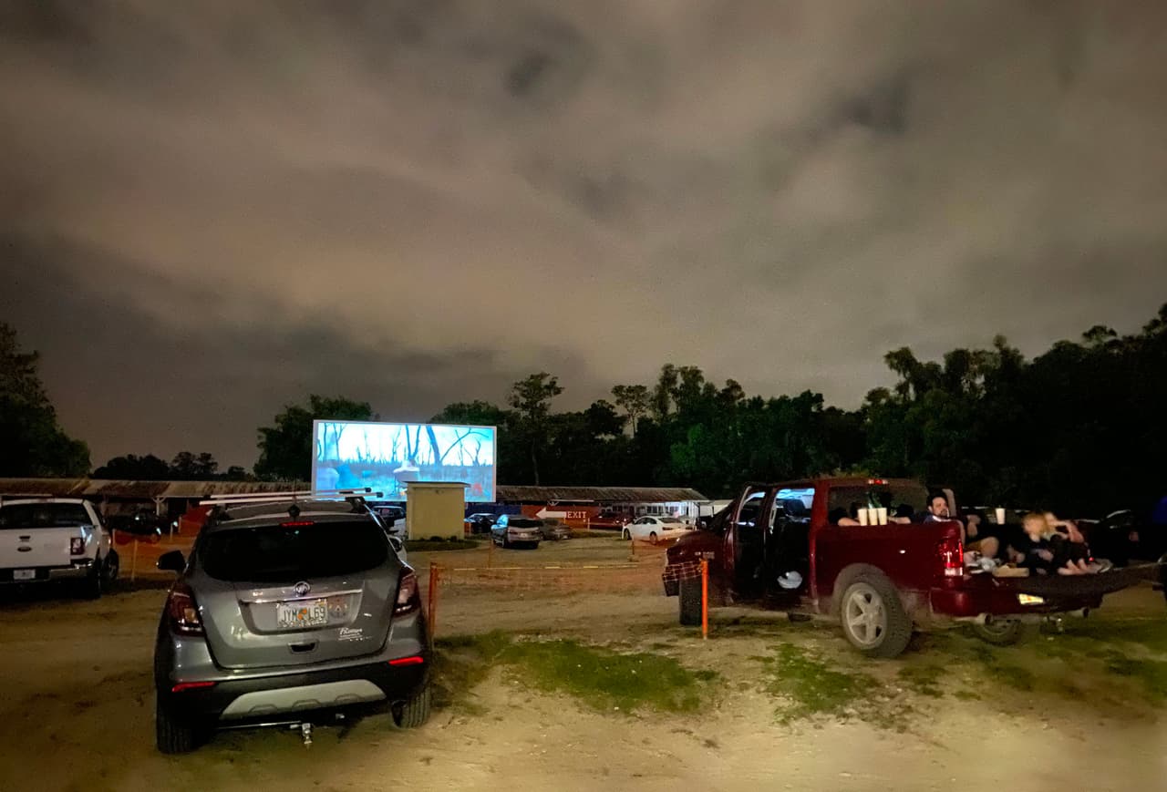 Las personas disfrutan de la película desde sus carros, que están separados 10 pies uno del otro.
<br>