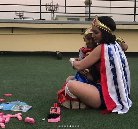 "Con una puesta de sol de esas que no se ven fácilmente en la ciudad, el universo entero conspiró para que todo fuera perfecto. Gracias Elisa por dejarme ser la mujer maravilla un rato, por enseñarme tu inocencia y valentía al mismo tiempo y por ser una niña preciosa de 4 años, a tu mamá, a @alepalomera1 y @cepalomera por invitarme a conocerte y a @drsonrisasac por ser un lugar lleno de luz para quienes más lo necesitan". 
<br>