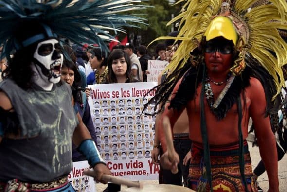 Una fila interminable de personas pidieron justicia por los jóvenes de Ayotzinapa.