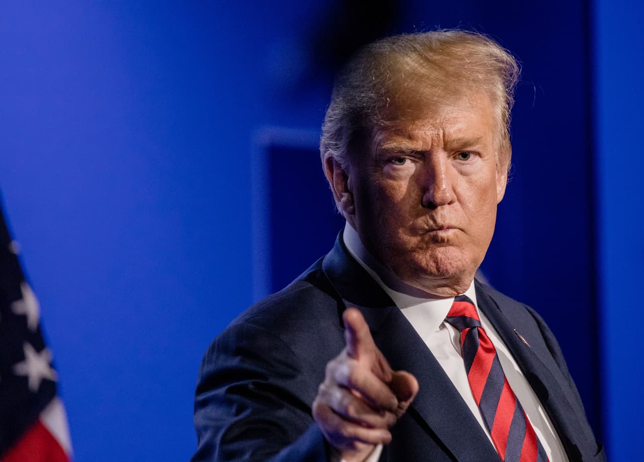 <b>"Soy un genio muy estable". </b>Volviendo a la cumbre de la OTAN, este jueves antes de dejar Bruselas para volar a Londres, Trump 
<a href="http://thehill.com/homenews/administration/396628-trump-calls-himself-a-stable-genius" target="_blank">se llamó a sí mismo "un genio muy estable"</a> cuando un periodista le preguntó si desde el Air Force One enviaría comentarios con opiniones encontradas a líderes internacionales, como hizo con 
<a href="https://www.univision.com/noticias/relaciones-internacionales/seshonesto-y-debil-trump-ataca-al-primer-ministro-y-se-niega-a-firmar-el-acuerdo-del-g-7" target="_blank">los ataques al primer ministro canadiense Justin Trudeau</a> tras aquella reunión del G-7 semanas atrás. 
<a href="https://www.univision.com/shows/noticiero-univision/trump-responde-al-libro-fire-and-fury-y-se-califica-como-un-genio-estable-video" target="_blank">Trump ya se había definido a sí mismo como un genio muy estable</a>.