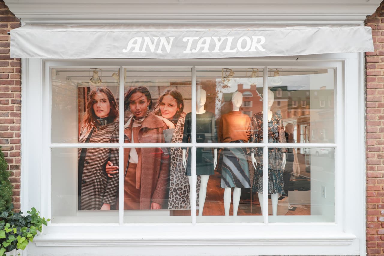 <b>Puesto 2. Ascena Retail Group.</b>
<br>
<br>Locales cerrados: 1,462.
<br>
<br>Marcas afectadas: Justice, Ann Taylor, LOFT, Lane Bryant, Lou & Grey y Catherines. 
<br>
<br>La empresa se declaró en bancarrota a finales de julio de 2020. Anunció que los cierres son parte de un importante cambio corporativo hacia el comercio minorista en línea. 
<br>