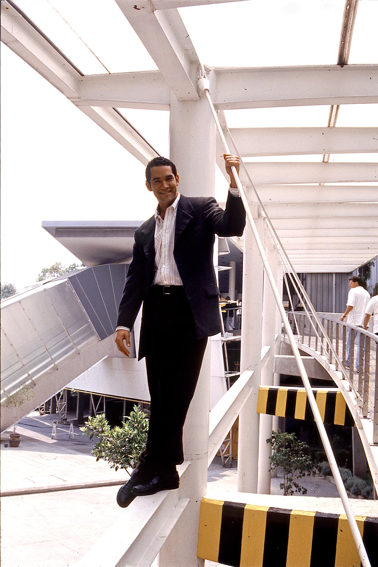 El primer protagónico de Eduardo llegó en 1996, con 'Marisol', donde compartió créditos con
<b><a href="https://www.univision.com/temas/erika-buenfil" target="_blank">Erika Buenfil</a></b>. Ese mismo año, el actor también participaría en la telenovela histórica 'La Antorcha Encendida'.