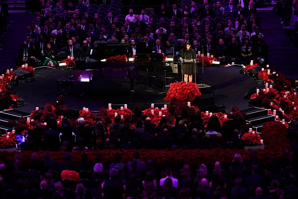 El centro de la cancha fue adornado con unas 34,000 rosas rojas como símbolos de los puntos de Kobe Bryant encestó durante su carrera.