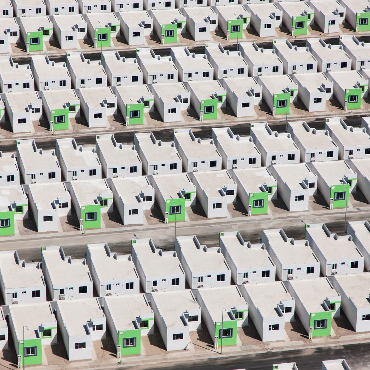 “Muchas de las viviendas fueron otorgadas a créditos de 20 o 30 años que más que resolver el problema de fondo, parece mucho más una estrategia para mejorar las estadísticas”, asegura el arquitecto. La fotografía es de Escobedo, Nuevo León.