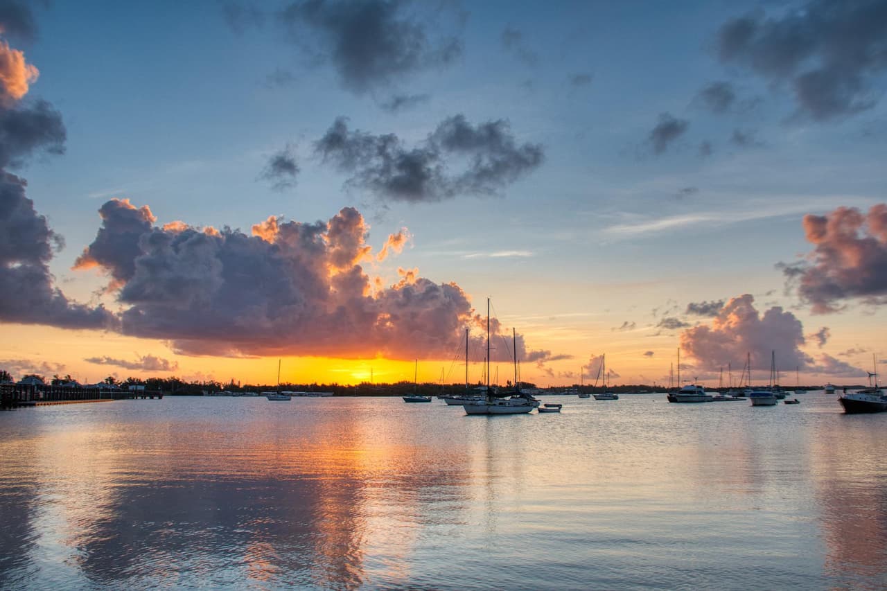 <h2 class="cms-H2-H2">6. North Port, Sarasota</h2>
<br>North Port es una ciudad ubicada en el condado de Sarasota, Florida y es el 6° destino con más mudanzas en el segundo cuarto del año. Tiene una población mayor a los 80,000 habitantes y en el último conteo 
<b>ha recibido 4,700 personas. </b>Nuevamente, la gran mayoría provienen de Nueva York.