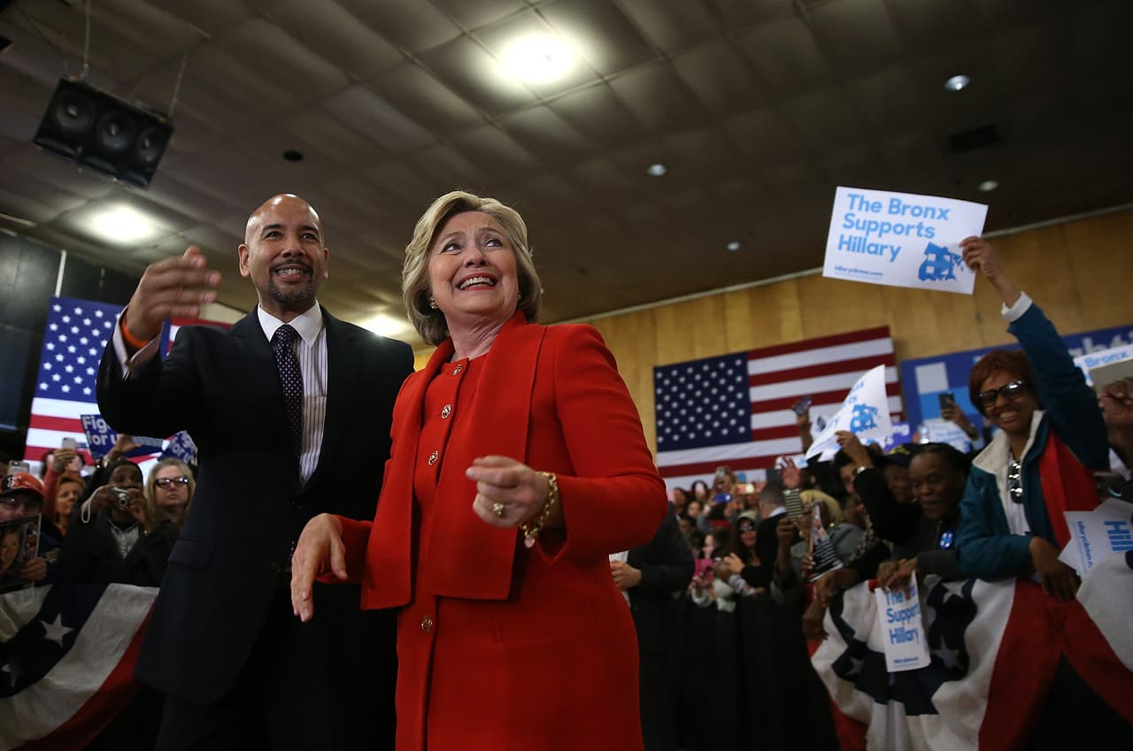 Durante la campaña presidencial, Us Weekly entrevistó al experto en imagen
<a href="http://www.usmagazine.com/celebrity-news/news/people-are-googling-why-hillary-clinton-only-wears-pants-w442025?utm_source=huffpostlive&utm_medium=referral&utm_campaign=partner" target="_blank"><b>Richard Levick</b></a>, quien dijo que los trajes de pantalón que usó Clinton durante su campaña eran “una manera de conseguir que la gente se centrará en su seriedad, para retratar que ella era una candidata seria para ese trabajo”.