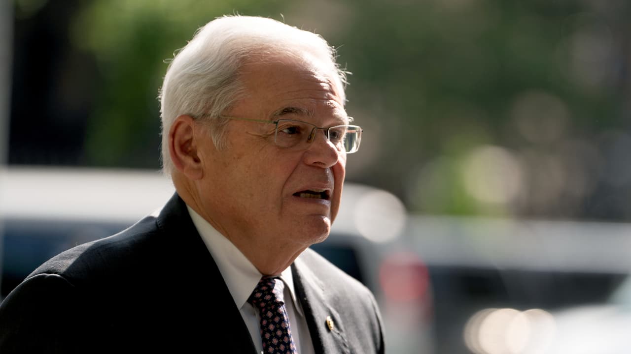 Fiscalía llama "corrupto" al senador Bob Menéndez durante su juicio por presuntos sobornos
