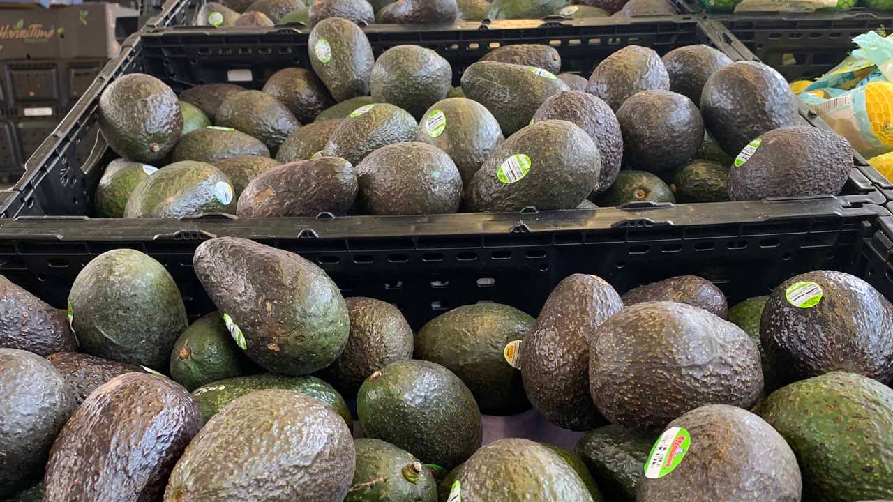 <b>Aguacate</b>
<br>H‑E‑B $1.96 (pieza grande)
<br>Kroger 99¢ (pieza mediana)
<br>Walmart 96¢ (pieza mediana)