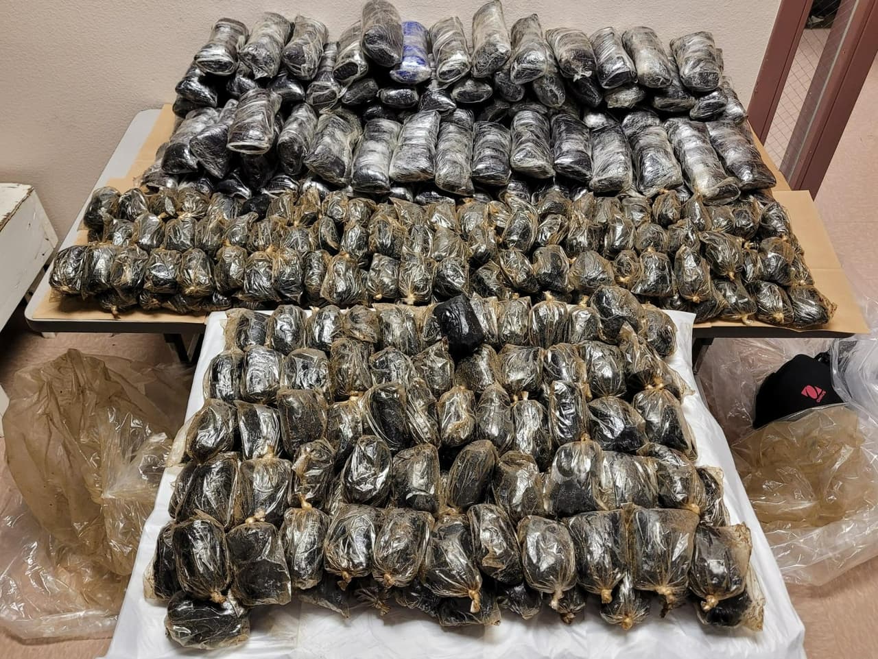 Agentes de la Patrulla Fronteriza arrestaron a dos ciudadanos estadounidenses y confiscaron 340 paquetes de pastillas de fentanilo cerca de Gila Bend, Arizona. Descubrieron el contrabando en una parada de un vehículo Chevy Equinox blanco en dirección este que había salido de la Interestatal 8 en la milla 115. Durante la parada, los agentes observaron varias bolsas de lona negras en el área de carga trasera del vehículo y que la conductora estaba notablemente nerviosa cuando la interrogaron. Encontraron tres bolsas que contenían paquetes envueltos en cinta negra y celofán, así como cubiertos con grasa para ejes, una técnica que se usa a menudo para enmascarar el olor de las drogas. Investigaciones posteriores revelaron 340 paquetes de pastillas de fentanilo que pesaban un total de 187 libras y tenían un valor estimado de $4.3 millones.