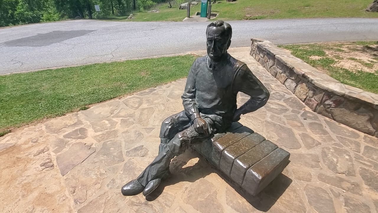 Una escultura de tamaño natural del presidente ahora da la bienvenida a los visitantes al mirador.