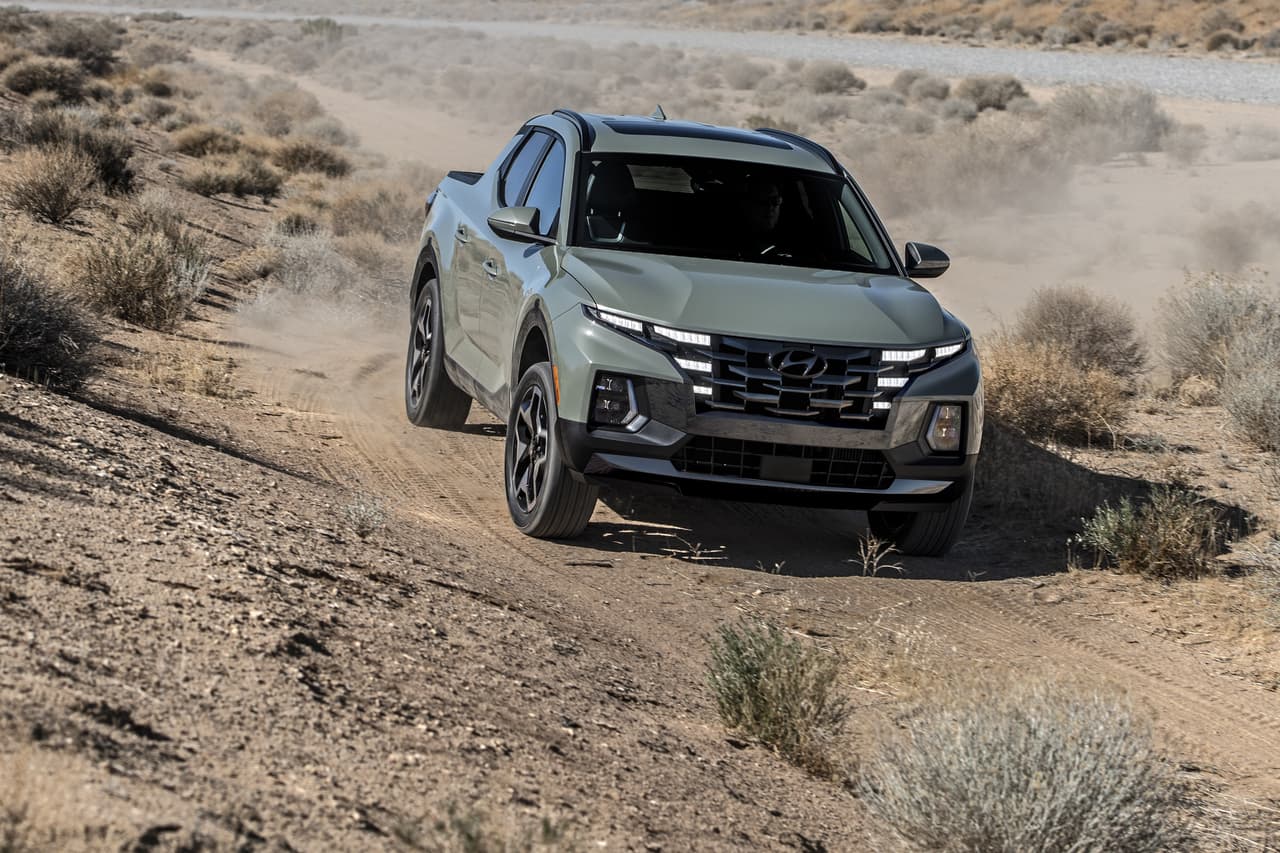No obstante, con el paso del tiempo y la falta de novedades al respecto, todo hacía pensar que el fabricante surcoreano había desistido de esta idea. Ahora, seis años y todo tipo de rumores después, Hyundai finalmente nos presenta la primera versión de producción de este concepto que será comercializada bajo el nombre de 
<b>Hyundai Santa Cruz 2022</b>.