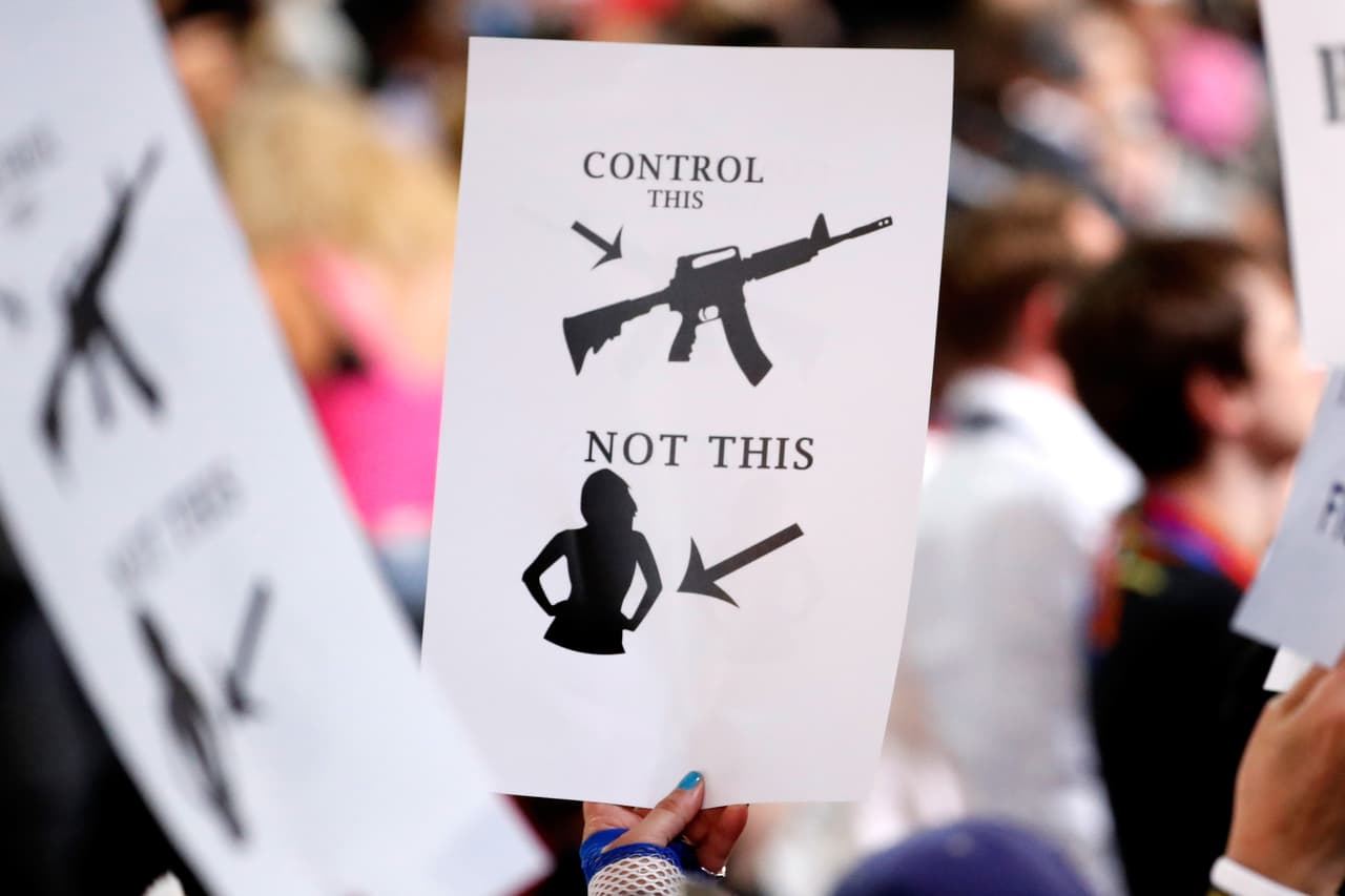 Dentro de la convención, en este mensaje escrito y en dibujos se lee: “controla esto (las armas) y no esto (el cuerpo)”.