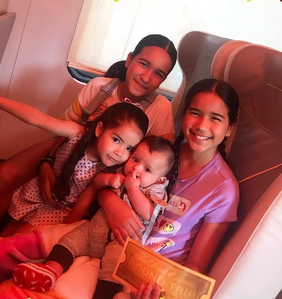 Antonella y Michaella, hijas de Karla Martínez, cuidan a sus pequeños primos, Giulietta y Gael. El cuarteto de niños sabe cómo disfrutar los días de salidas en familia.