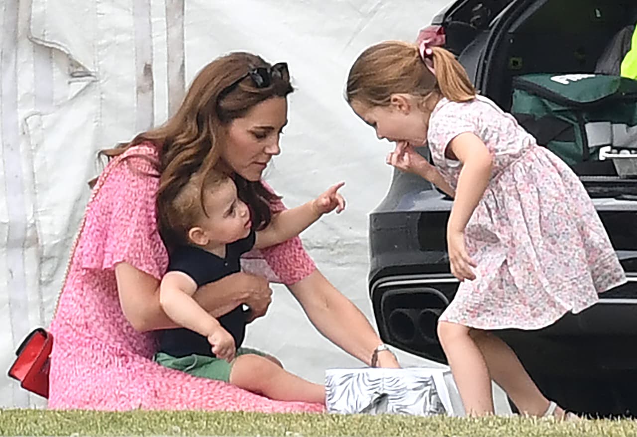 Lo anterior lo informó un portavoz de palacio citado por el diario 
<b><a href="https://www.thesun.co.uk/fabulous/9819018/kate-middleton-princess-charlotte-first-day-school/">The Sun</a></b>: "La princesa Charlotte, acompañada por el duque y la duquesa de Cambridge y el príncipe George, asistirá a su primer día de clases en Thomas's Battersea el jueves 5 de septiembre".