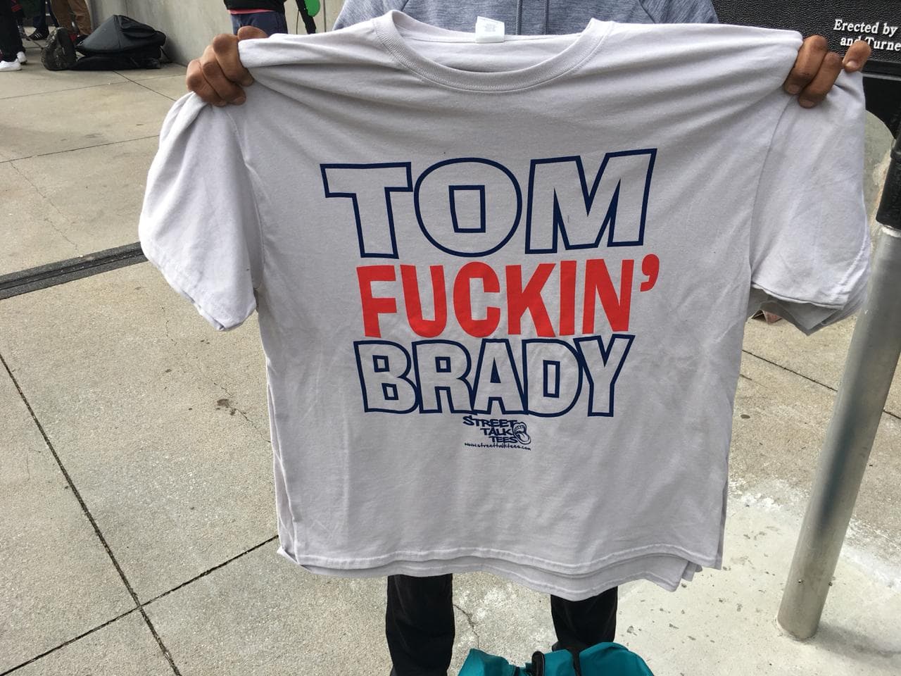 Playeras de todos los gustos a la venta en las afueras del Mercedes-Benz Stadium.