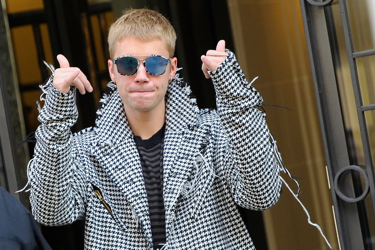 El cantante acudió a las boutiques de Balmain y Saint Laurent a hacer algunas compras.