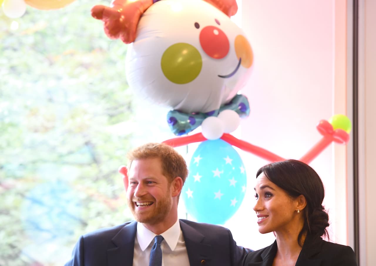 Como ha sido su costumbre, durante los pasados 11 años,
<b>el príncipe Harry </b>participó este martes de la entrega de los 'WellChild Awards', que reconocen a los niños que batallan con enfermedades graves y a sus cuidadores. Este año, llegó en compañía de
<b><a href="https://www.univision.com/entretenimiento/el-principe-harry-lo-hizo-de-nuevo-omite-tradicion-real-por-meghan-markle-fotos">su esposa, Meghan Markle</a></b>.