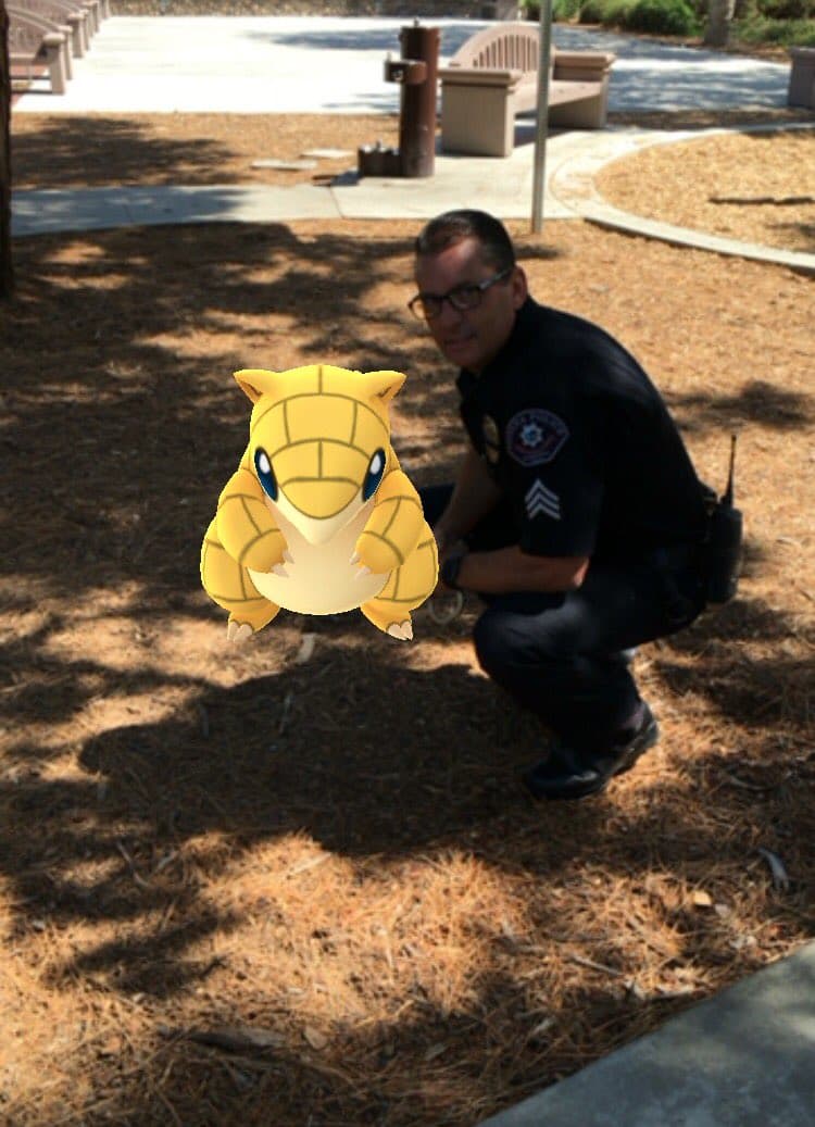 El sargento Peterson posa con un personaje del juego Pokémon Go