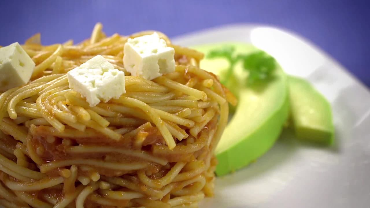 Fideo seco a la mexicana, con chipotle y queso fresco