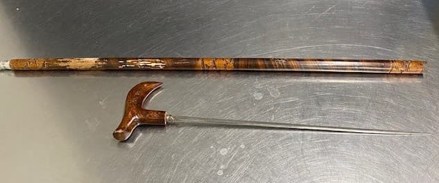 El 16 de octubre la TSA incautó un bastón con una espada oculta en el puesto de control del aeropuerto JFK, en Queens.
<br>
<br>El artículo fue confiscado y el pasajero fue citado por la Policía de la Autoridad Portuaria.
<br>