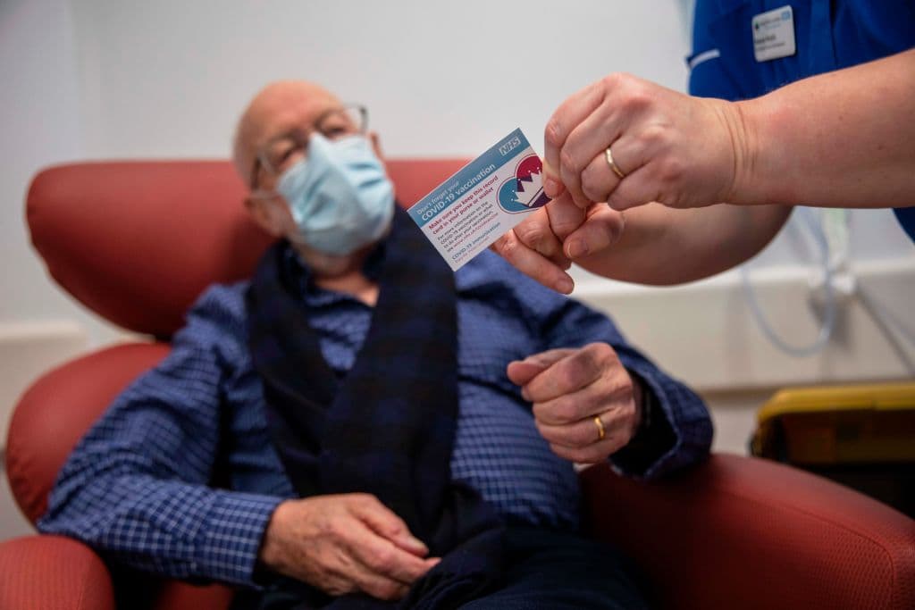 Las personas no podrán recibir la vacuna hasta que los Centros para el Control y la Prevención de Enfermedades emita una guía sobre qué grupos deben recibirla y bajo qué circunstancias. 
<br>