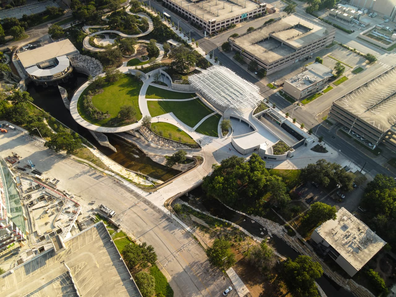 Antes de que el parque cerrara en 2011, era un espacio popular para conciertos y eventos. La organización conmemorará su gran inauguración con un evento de todo el día llamado
<a href="https://waterloogreenway.org/visit-waterloo-park/" target="_blank">CommUNITY Day,</a> un festival gratuito para toda la familia con presentaciones en vivo.