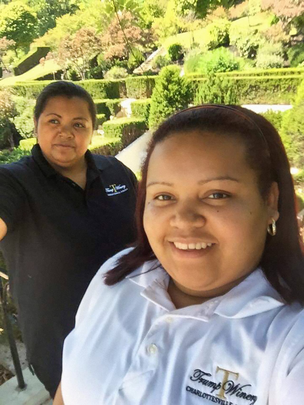 <b>Marlly y Marta Peña.</b>
<br>
<b>Trump Winery, Virginia.</b>
<br>Marlly Peña recuerda que en el 2015, cuando era madre soltera, la necesidad la obligó a comprar documentos falsos y a buscar trabajo en la propiedad del entonces magnate y candidato presidencial Donald Trump. Vea la historia completa en el especial 
<a href="https://www.univision.com/noticias/inmigracion/vinedo-de-trump-en-eeuu-tambien-contrata-indocumentados">Viñedo de Trump en EEUU también contrata indocumentados</a>, de Univision Investiga.