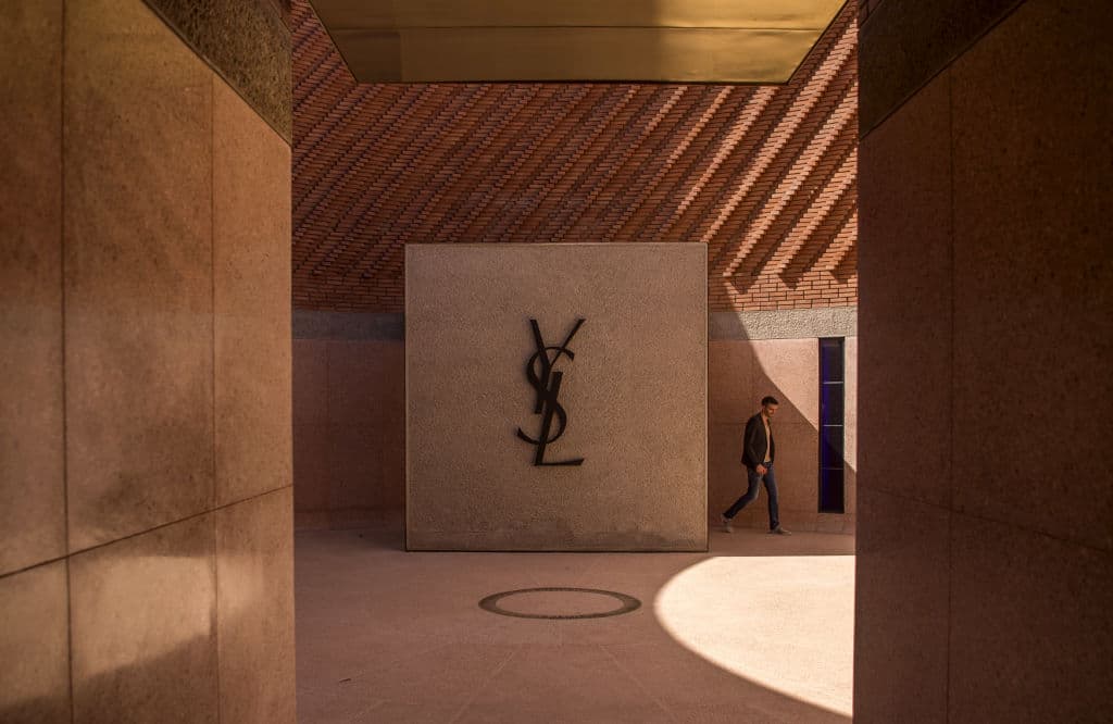 De igual forma existen museos dedicados a la moda y uno que es poco conocido, pero impactante, es el
<b> Museo Yves Saint Laurent </b>en Marruecos.