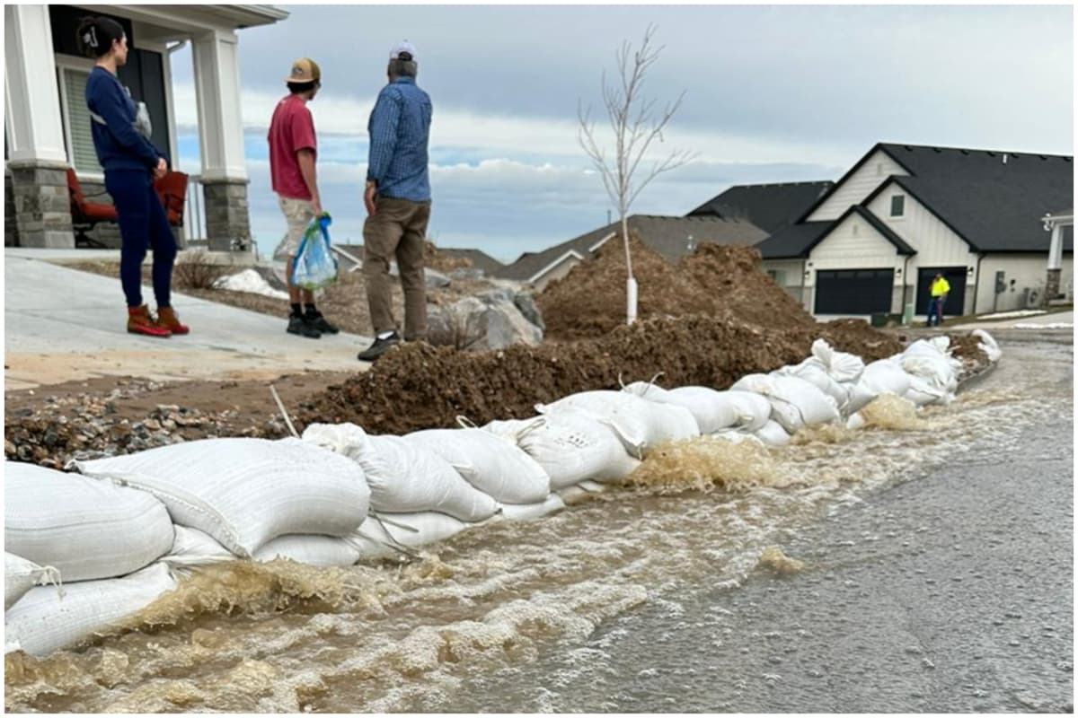 Familias cubren sus casas con sacos de arena.