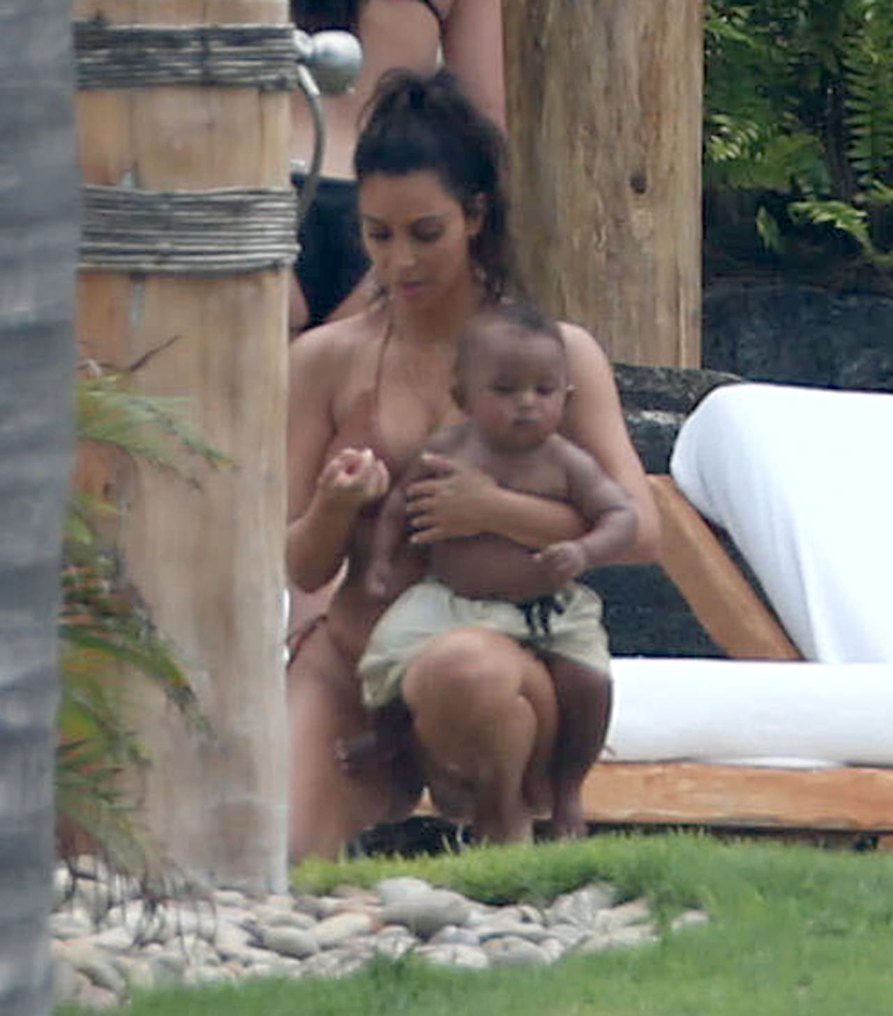 Más adelante, cerca de la piscina.