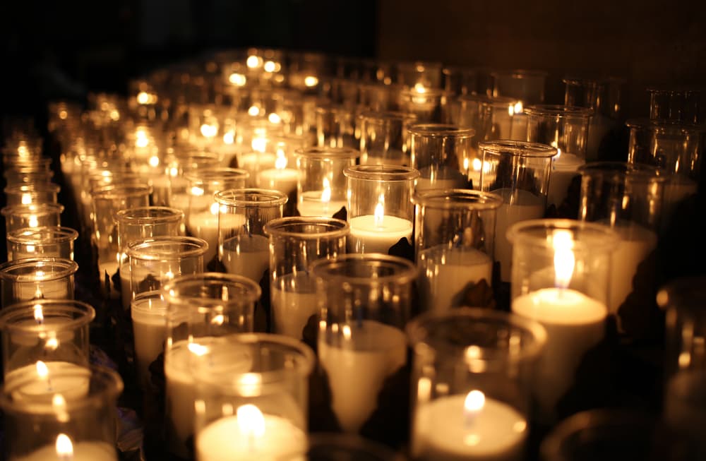 En las religiones, se utilizan las velas como una manera de ayuda para conectar con el plano espiritual. Cuando se quiere pedir algo a Dios, muchas personas encienden una vela como un simbolismo de esa petición. 
<br>