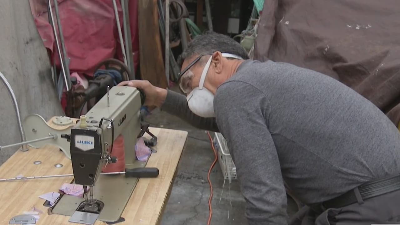 Hispano repara gratuitamente máquinas de coser para ayudar durante la crisis del coronavirus