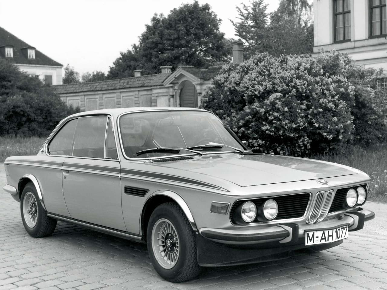 <h3 class="cms-h3-H3">14. BMW CS Y CSL 1968 - 1975</h3>
<br>
<br>
<b>Diseñado por Wilhelm Hofmeister.</b>
<br>
<br>Este auto era la versión coupé de la línea de compactos conocida como 'la nueva clase de BMW', cuyo éxito dio inicio a la recuperación de ese fabricante, el cual nunca había sido una compañía especialmenete solvente o exitosa, y a su conversión en el admirado conglomerado que es hoy el día. Despúés de 50 años podemos decir sin duda que la belleza de este hermoso coupé aleman es inmune al paso del tiempo.