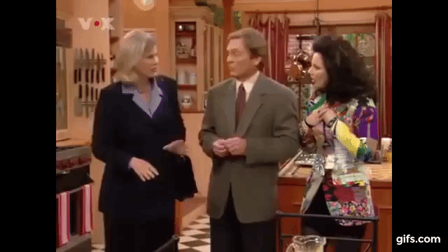 La actriz Lauren Lane, recordada por su personaja de 'C.C. Babcock' en la serie de la década de 1990 'The Nanny', tuvo que ocultar su embarazo durante las grabaciones de la famosa producción. Su personaje no debía embarazarse, sin embargo, la actriz siguió apareciendo en el programa usando grandes abrigos y ropa muy holgada, lo que permitió por un tiempo ocultar los cambios en su cuerpo por el embarazo.