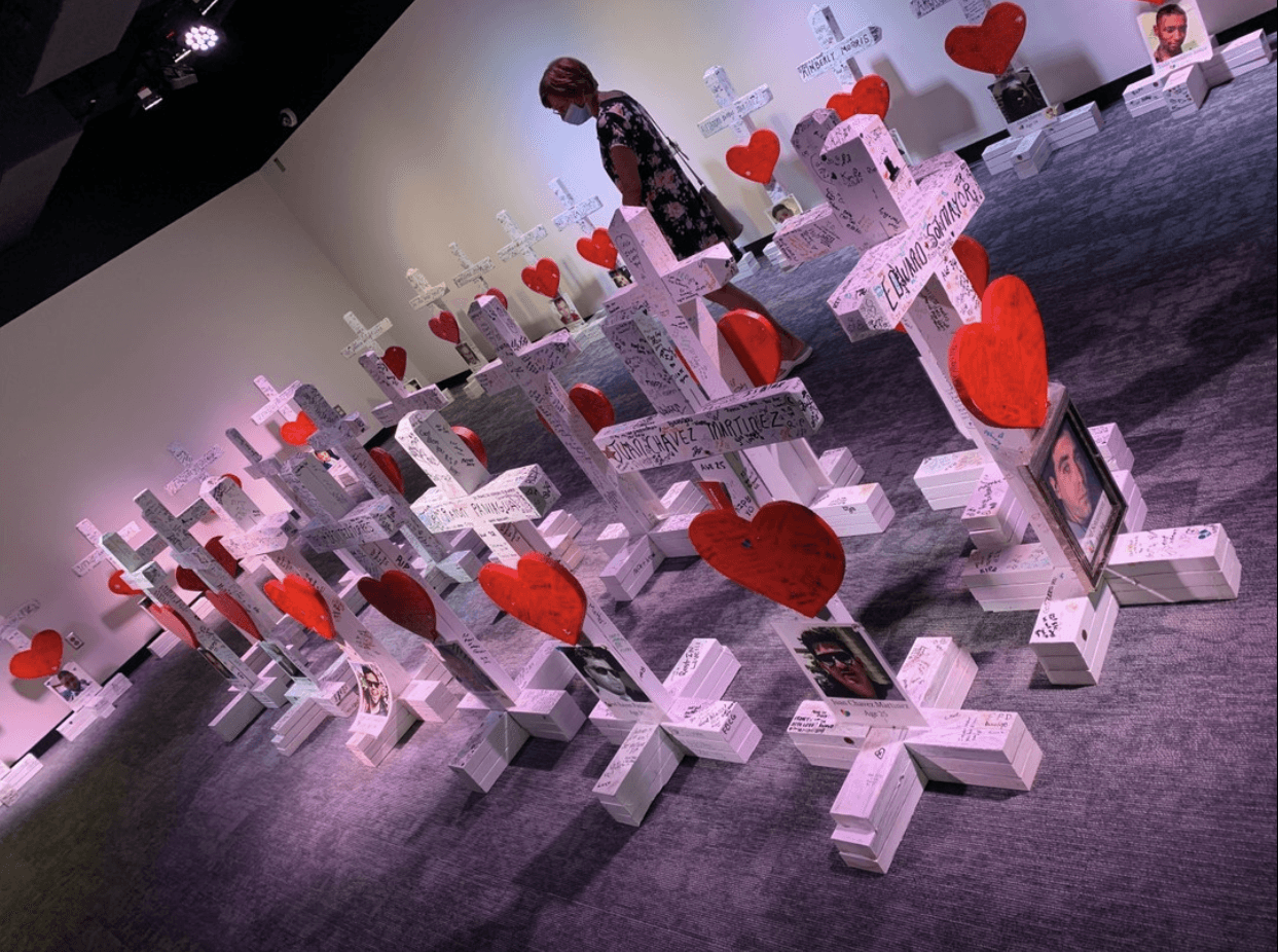 Las cruces aparecieron originalmente en una acera cerca de la entrada de la sala de emergencias de Orlando Health. Familiares y amigos de las víctimas personalizaron las cruces, cubriéndolas con mensajes y dibujos personales. Cuando los trasladaron un mes después al Centro de Historia, algunos miembros de la familia ayudaron a llevarlos a una camioneta que los esperaba, la cual recibió escolta policial.
<br>