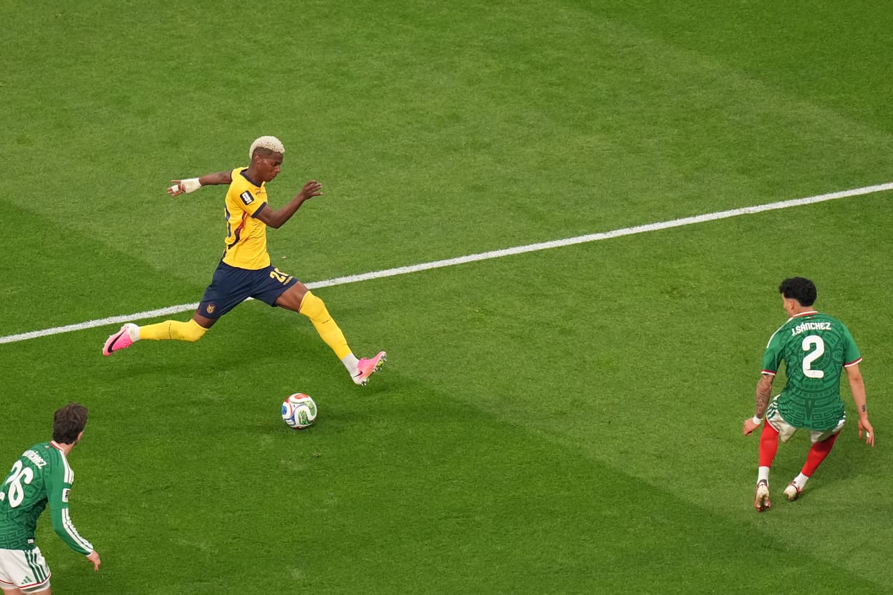 El ecuatoriano Nilson Angulo (20) controla el balón durante el partido de dieciseisavos de final de la Copa del Mundo entre México y Ecuador en Ciudad de México, el martes 30 de junio de 2026.