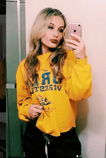 De Mollie solo se sabe que es cantante, bailarina y modelo. Incluso forma parte del cuerpo de coristas de Luis Miguel.