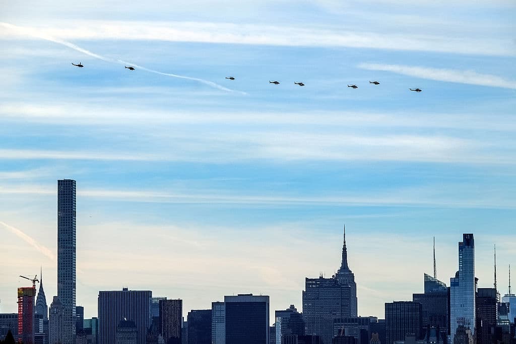 Este viernes, helicópteros del NYPD sobrevolaron Manhattan como parte de las honras al detective.