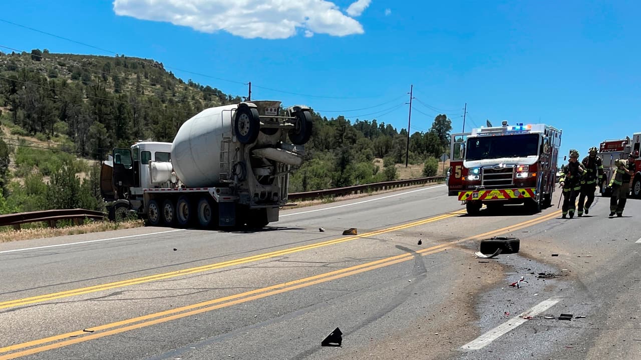 Debido al fuerte impacto el automóvil terminó volcando también sobre el borde del camino. El conductor fue transportado en estado crítico a un hospital, mientras que su 
<b>acompañante murió cuando también era trasladada en ambulancia</b>. Agentes del Sheriff del Condado de Yavapai no creen que el deterioro fuera factor en el accidente. Continúan investigando las causas.