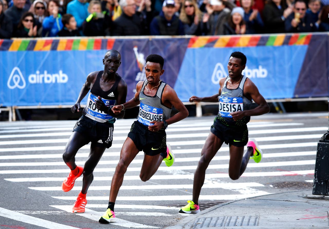 El eritreo Ghirmay Ghebreslasie, con un tiempo de 2h07:51, seguido por el keniano Lucas Rotich, a 1:01, y el estadounidense Abdi Abdirahman, a 3:32 del líder.