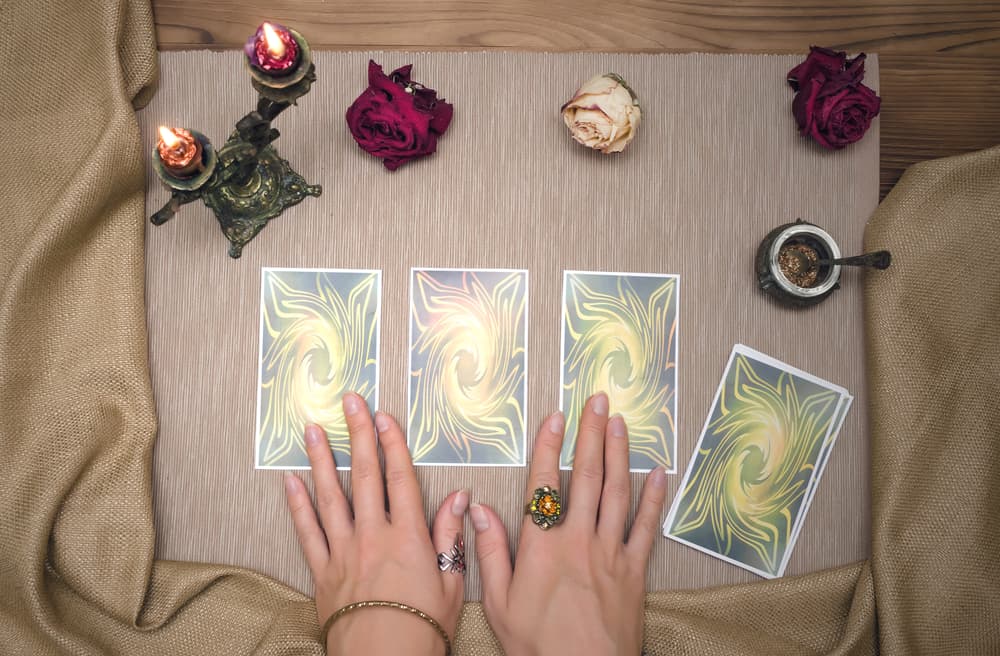 Esotéricamente se asocia al Mago con el elemento Aire, con el planeta Marte, con el signo de Aries y con el Invierno. En cuanto a su significado y lo que simboliza, como el resto de la baraja entera del tarot, tienen distintas interpretaciones si la carta sale normal o al revés en la tirada.