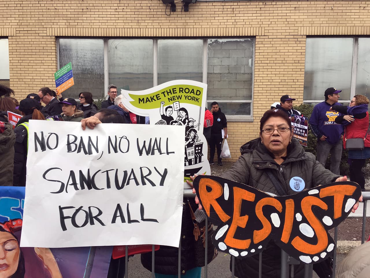 Al cabo de esta protesta, cinco manifestantes sentados sobre un paño largo que leía "No more deportations" fueron arrestados por bloquear la calle.