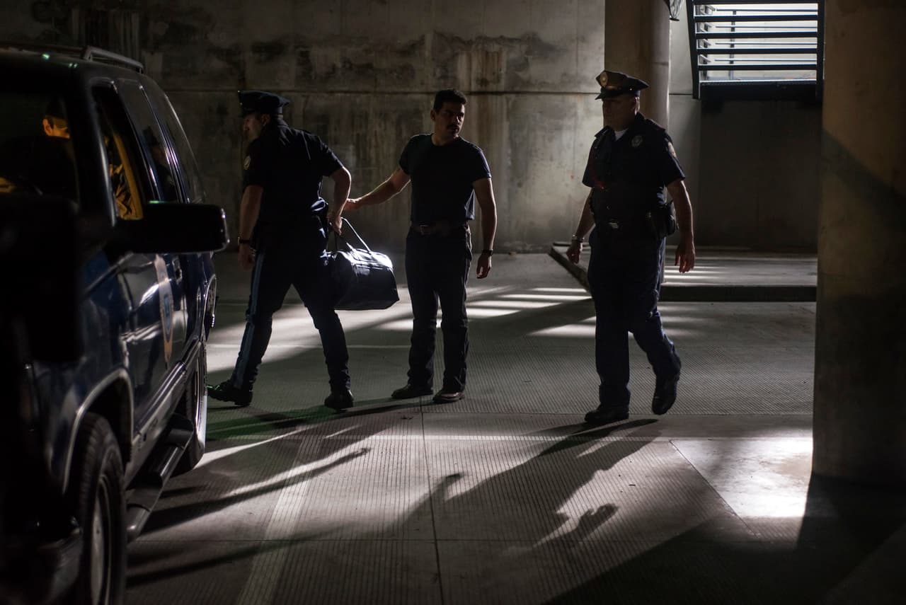 Al tener en su poder el dinero, el jefe de la policía liberó al narcotraficante.
