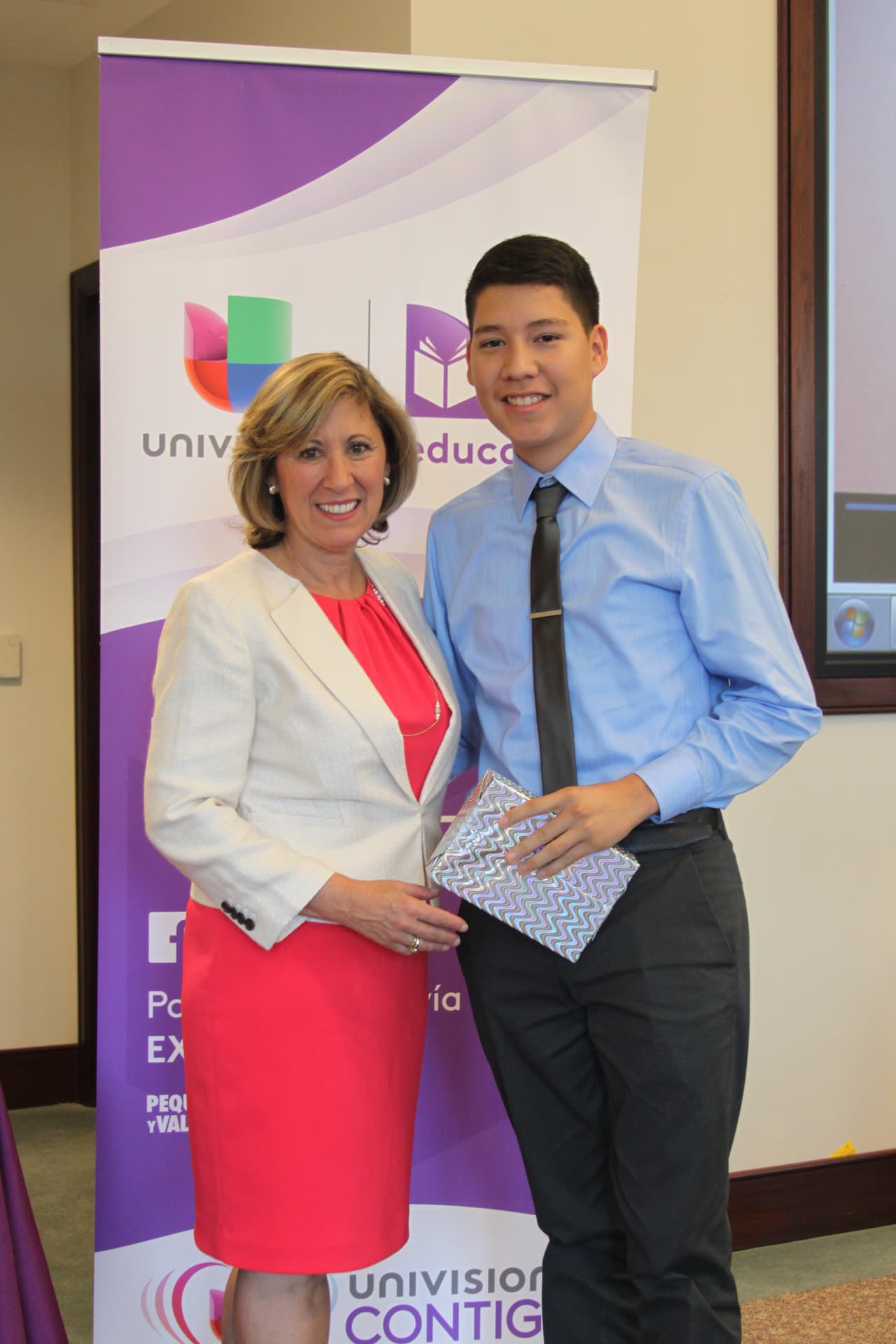 Como todos los años, Univision 40 hizo entrega de las becas Nuestra Juventud en una recepción que se llevó a cabo en las instalaciones del Western Campus de Wake Tech. Esta iniciativa que lleva 12 años, otorga becas a jóvenes hispanos destacados de todo el estado. Los estudiantes reciben $1,000 cada uno, que serán usados para pagar la matricula en la universidad. Estudiantes, familiares, patrocinadores y miembros de la comunidad se reunieron para celebrar la culminación de sus estudios y su siguiente paso hacia la universidad.