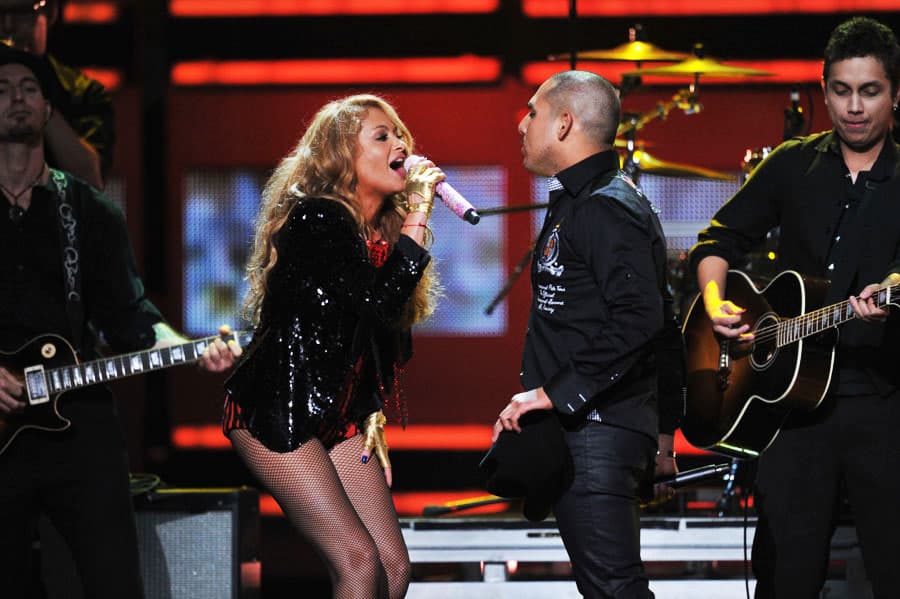 Un dúo que nos encantó. Paulina Rubio y Espinoza Paz interpretaron 'Me voy'. La Pau se metió en personaje y le dio a Espinoza toda la actitud posible durante el performance.