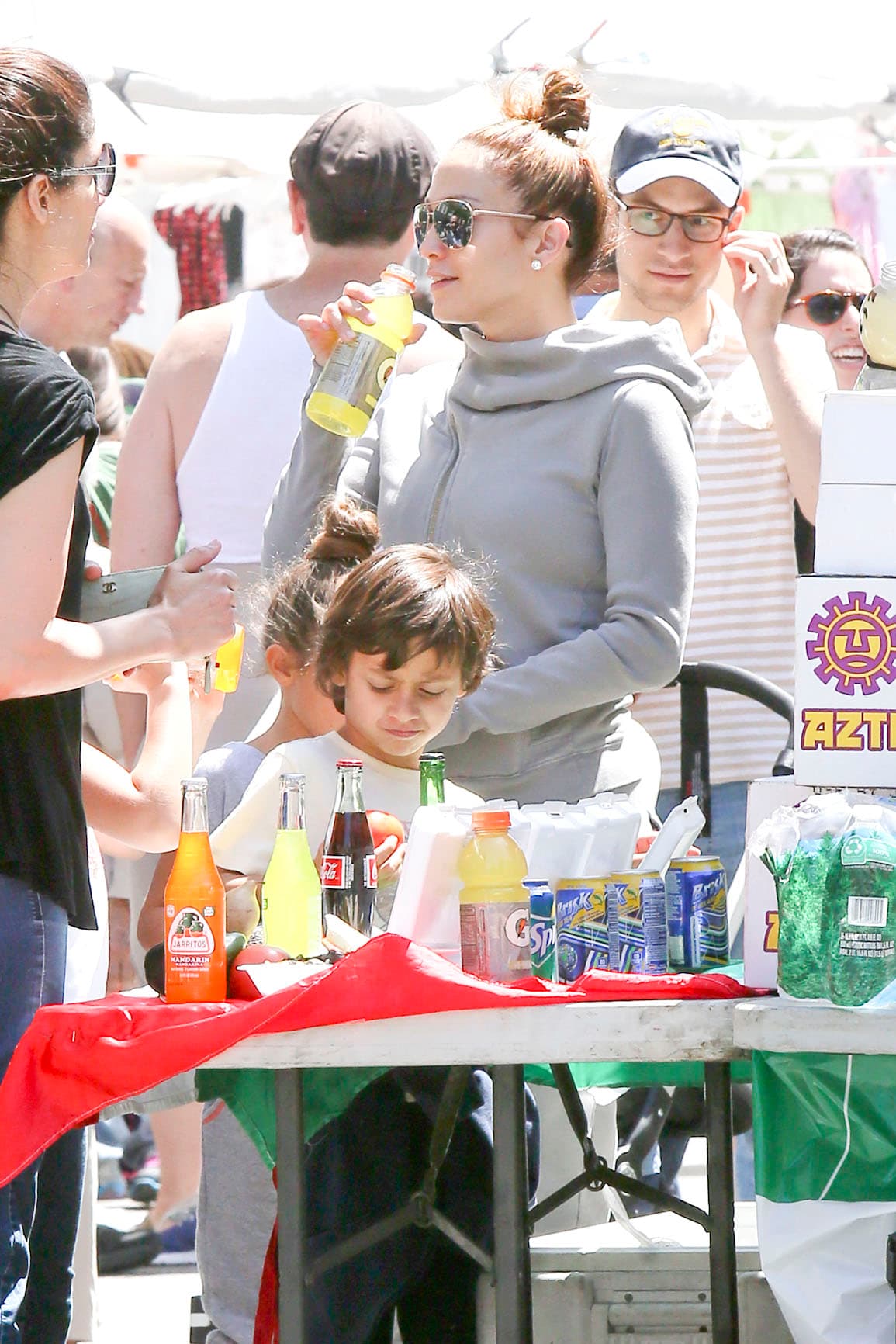 Después de mucho caminar les dio hambre.