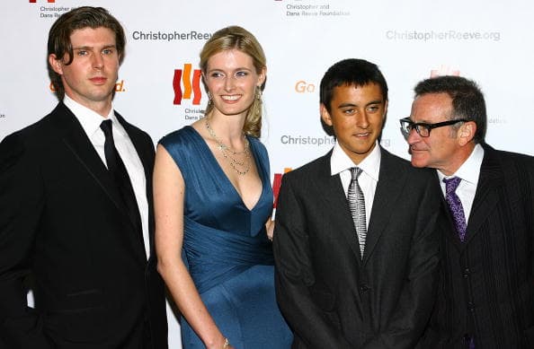 Cody (tercero de derecha a izquierda), de 27 años, se casó con su novia, María Flores, el pasado domingo 21 de julio, día en que su padre nació en Chicago en 1951.