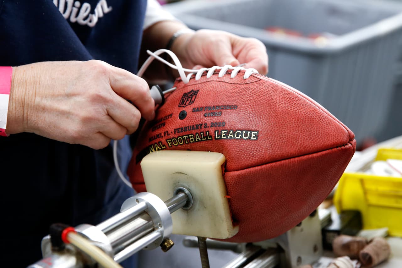 La fabricación de los balones tiene la confección de sus materiales de manera muy cuidadosa, de forma que solo sean protagonistas por cómo sean manipulados en la cancha y no por otros detalles.